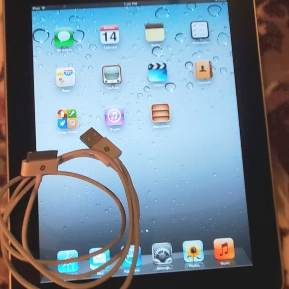 Apple iPad First (1st) Generation Gen (Preowned) 32GB, Wi-Fi w/Many Accessories!